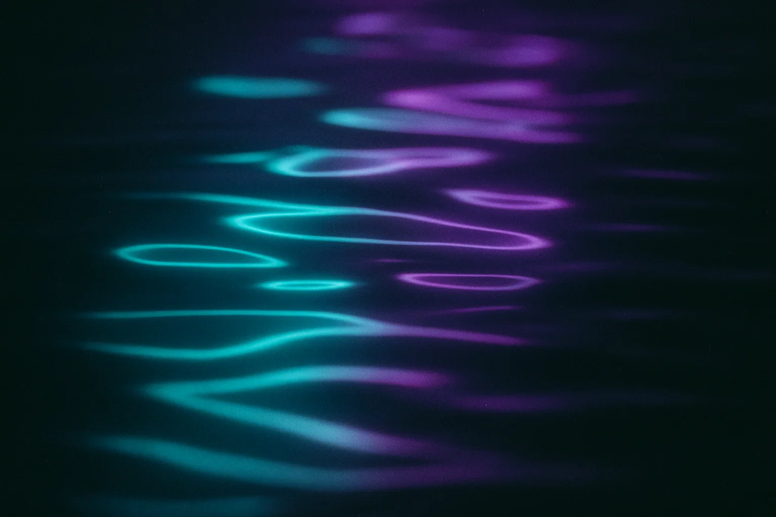 Riflessi d’acqua ciano e magenta in atmosfera notturna